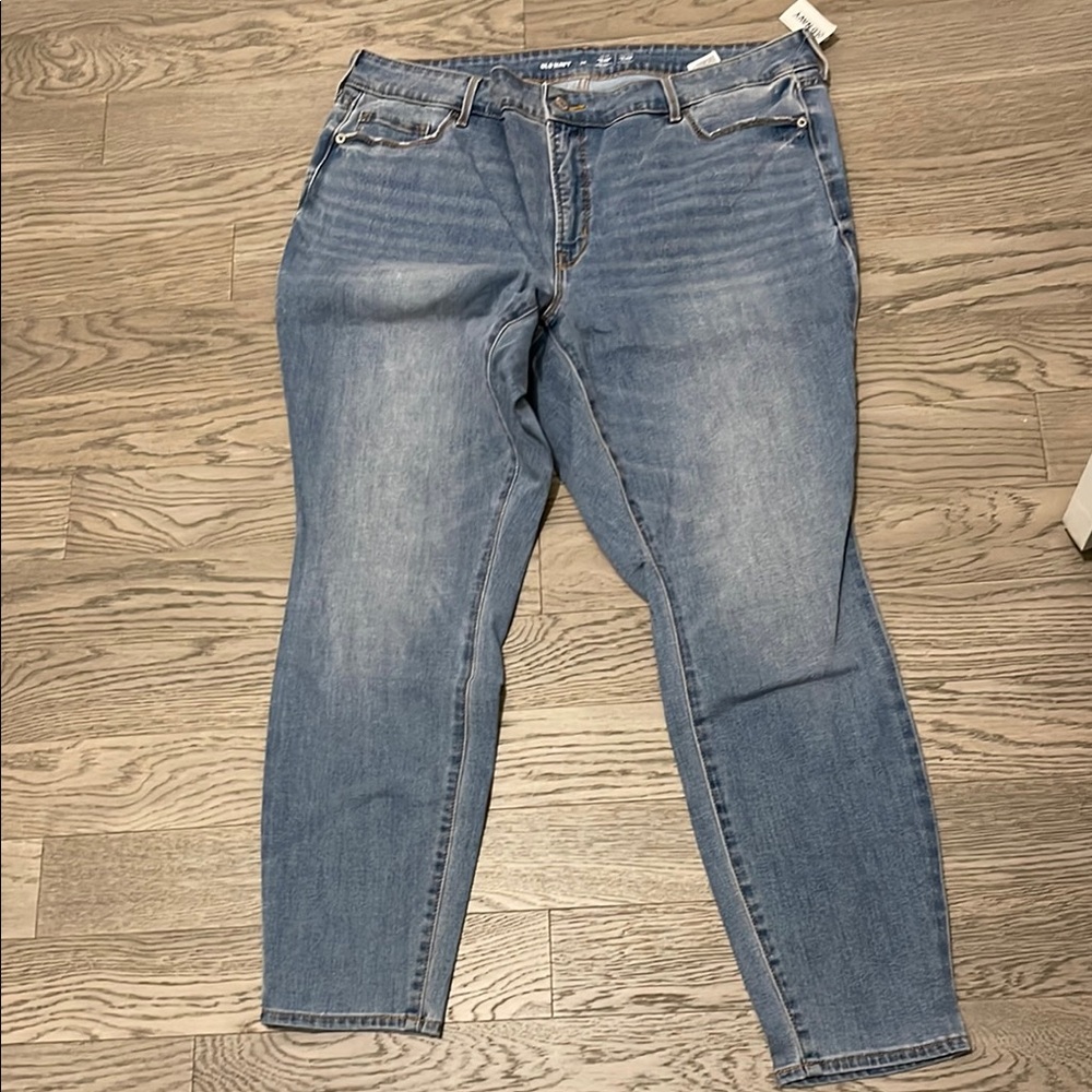 NEW. NWT. Old Navy Stretch Blue Ankle Jeans